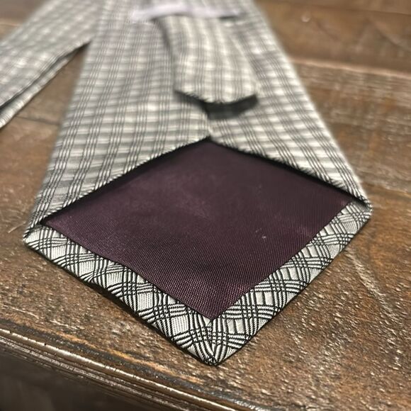 Geoffrey Beene %100 silk Tie. GUC. Small stitch needed on tag. - Picture 2 of 4